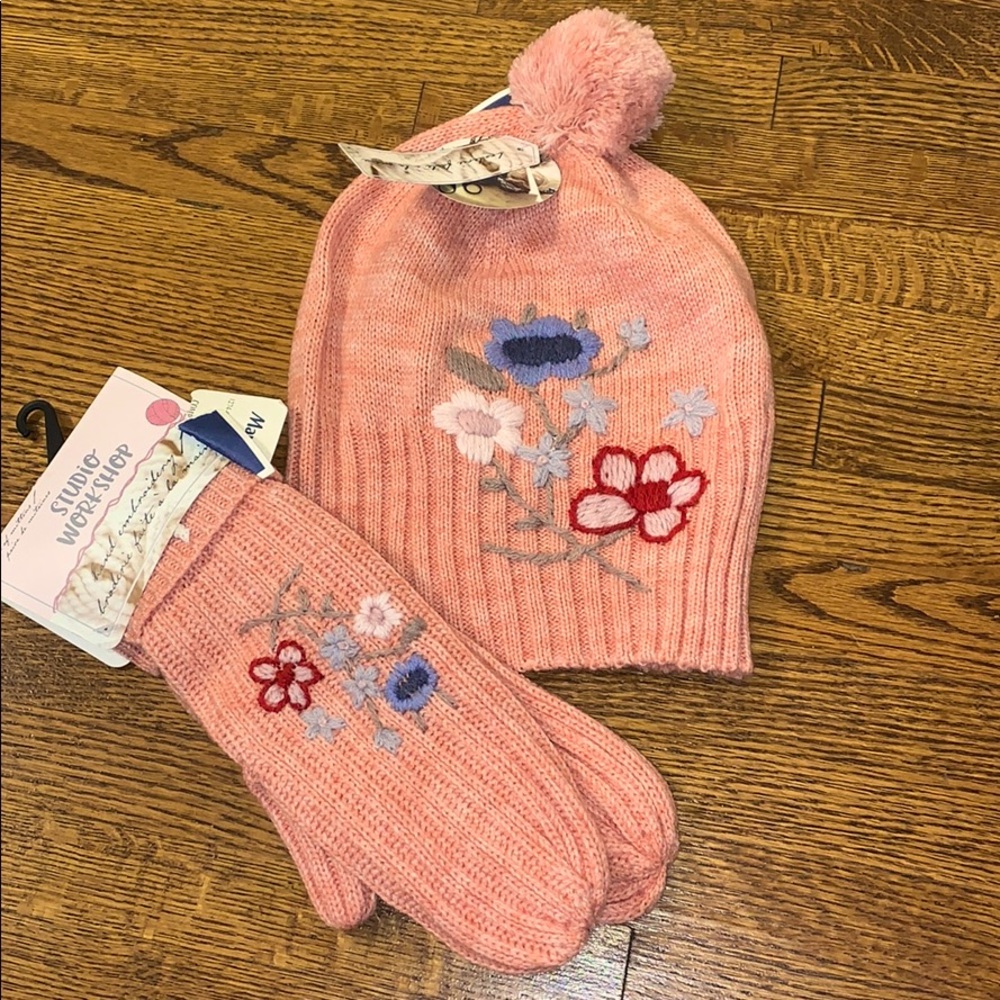 Matching hat a gloves set